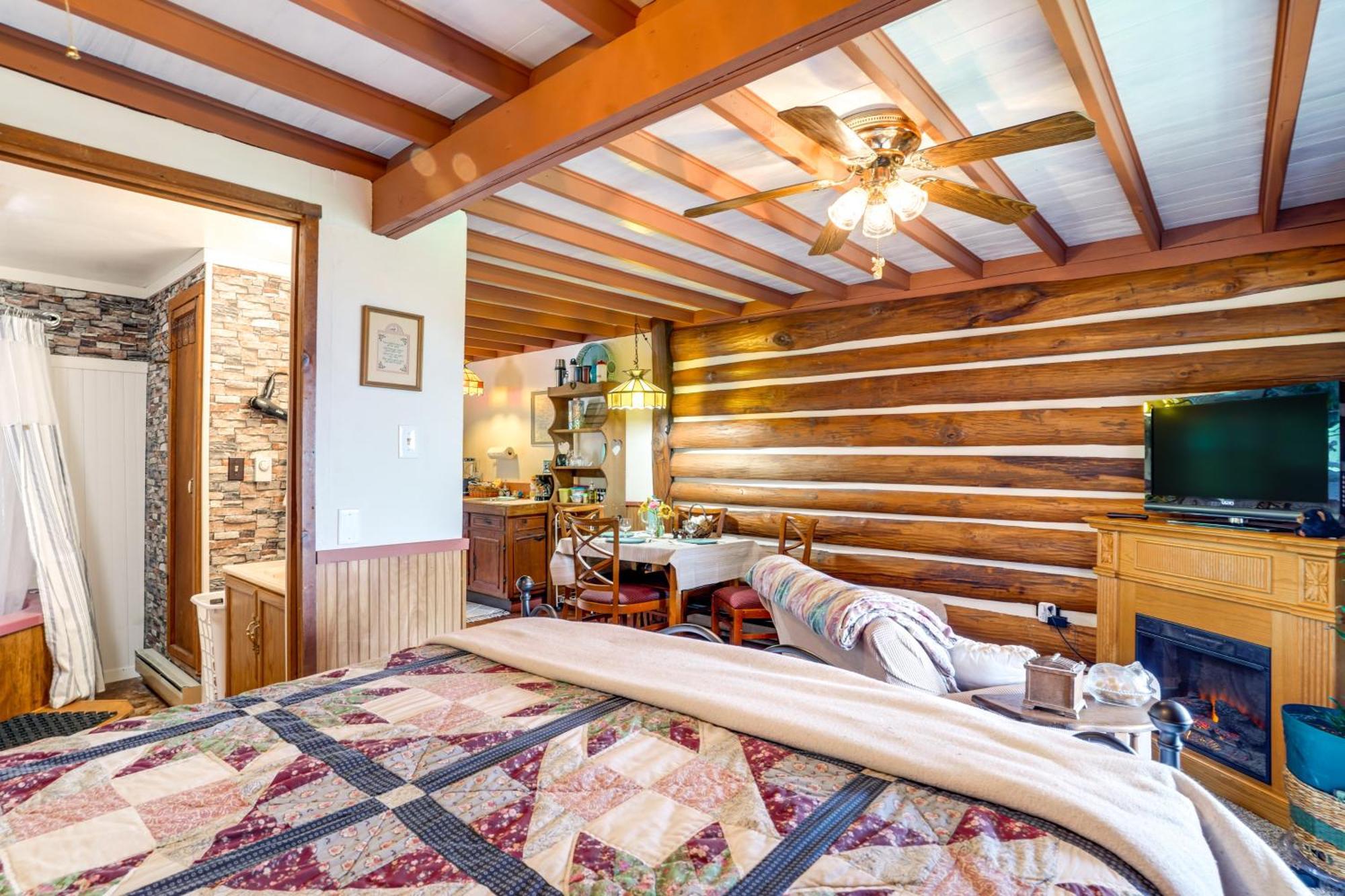 Apartment Cozy With Views Near Hiking Trails! *