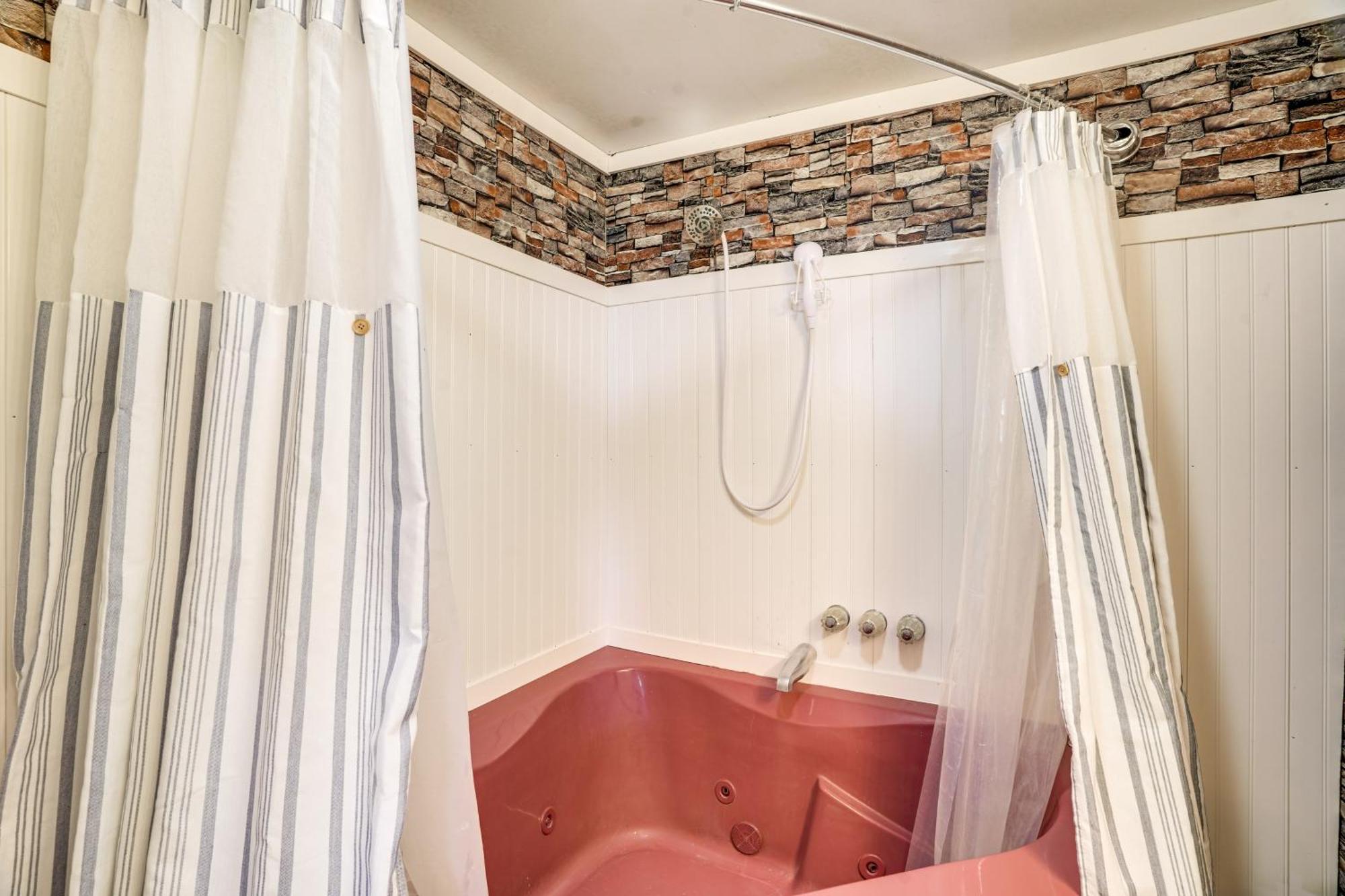 Cozy With Views Near Hiking Trails! Apartment Luray