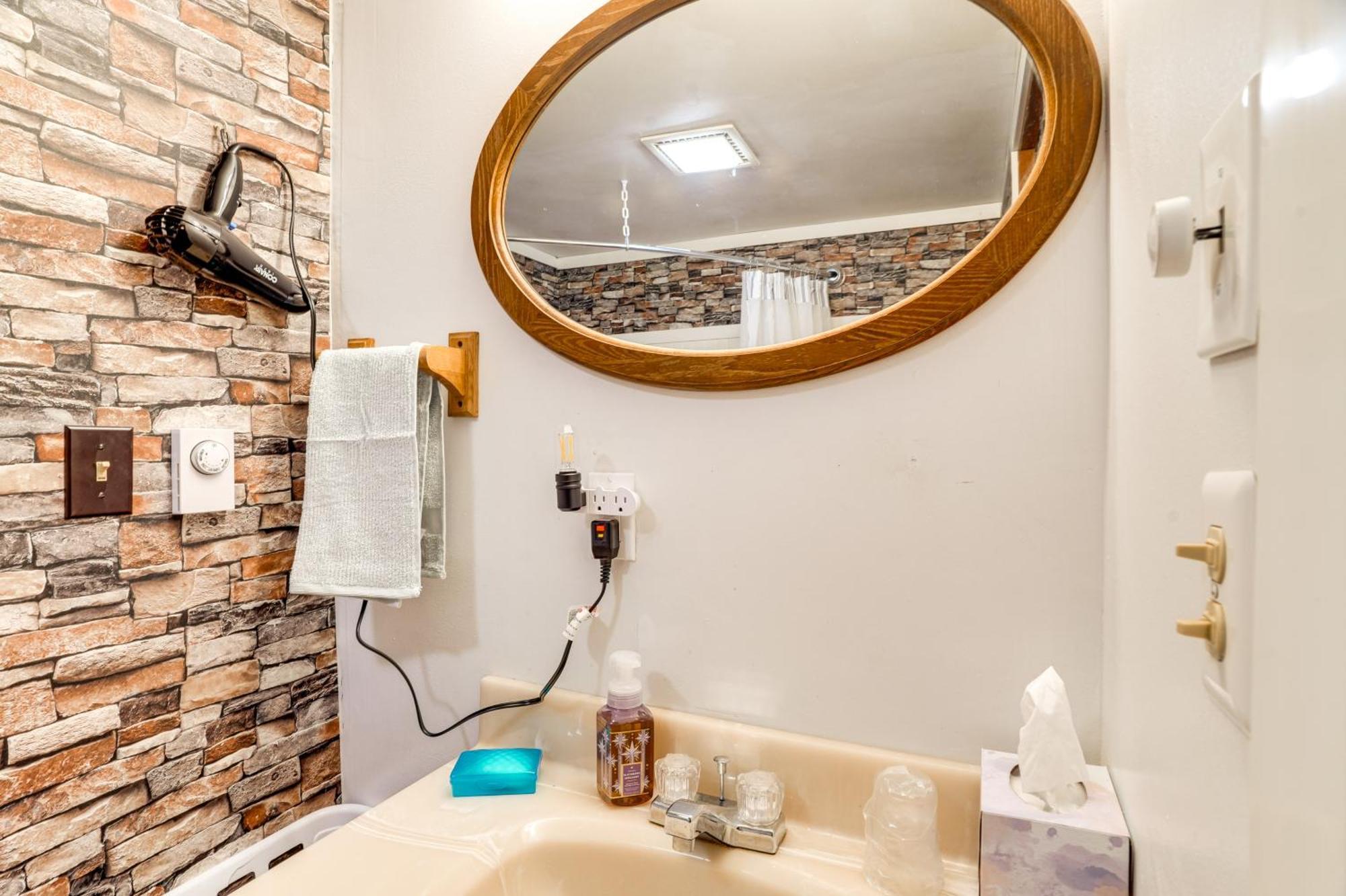 Cozy With Views Near Hiking Trails! Apartment *